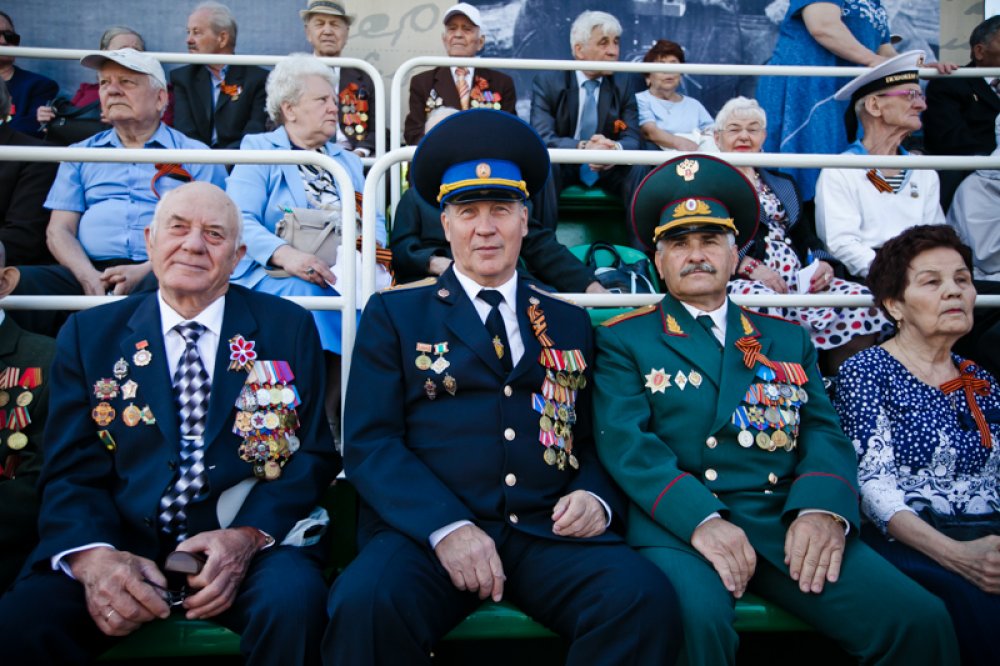 Открытка генеральша командует парадом.