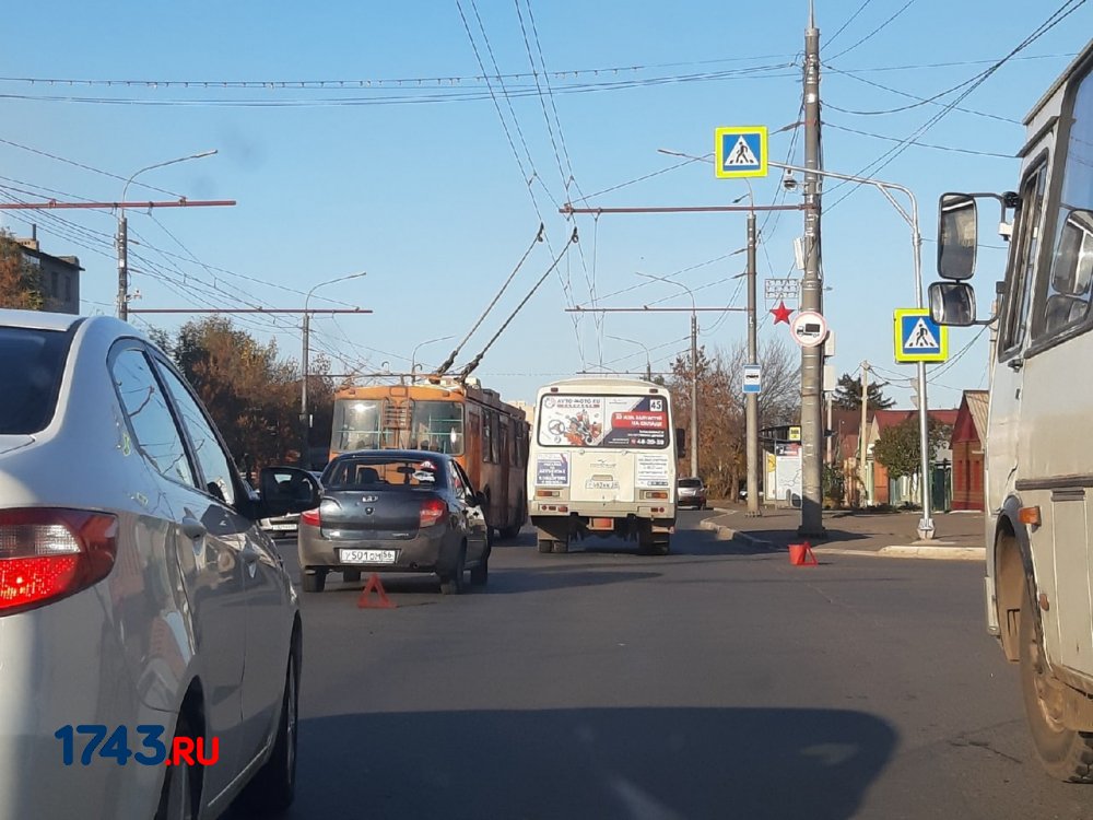 187 автобус оренбург. Авария с ПАЗИКОМ на пересечения Серафимовича.