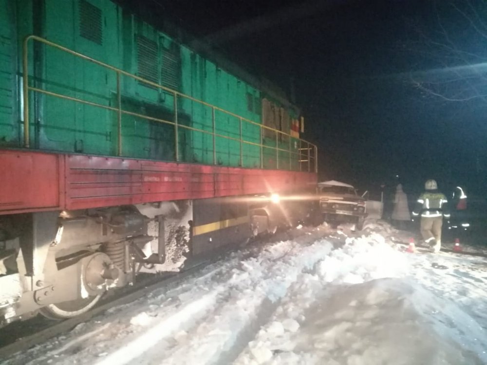 Что случилось сегодня на железной дороге. Авария Оренбург тепловоз. Железнодорожная авария. Авария на Железнодорожном переезде. ДТП на Железнодорожном переезде.