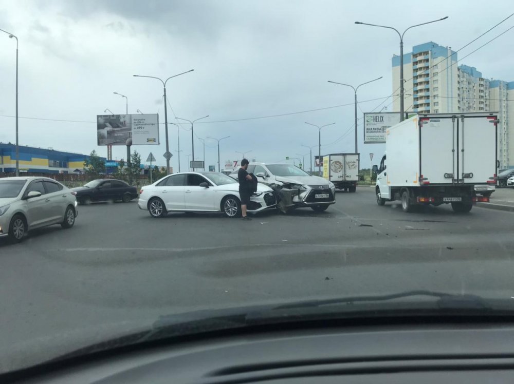 Авария в Оренбурге сегодня на Салмышской. ДТП на Степана Разина сегодня Оренбург.