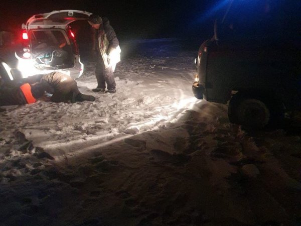 Оренбургские спасатели пришли на помощь замерзающим мужчинам и ребенку