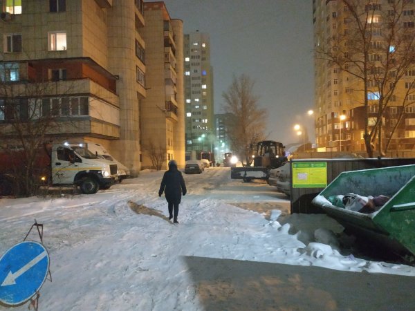 Припаркованные машины мешали установить место утечки на проспекте Победы в Оренбурге