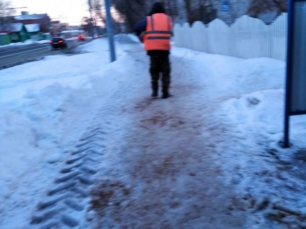 В мэрии Оренбурга рассказали, как коммунальщики справляются с наледью на дорогах