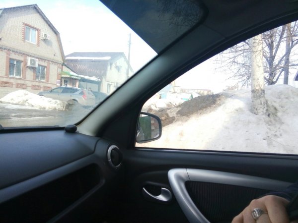 «Будет в городе хоть какой-то порядок?». Автолюбители Оренбурга жалуются на сугробы вдоль обочин дорог