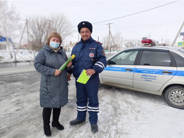 Инспекторы ГИБДД Адамовского района останавливали женщин и дарили им цветы