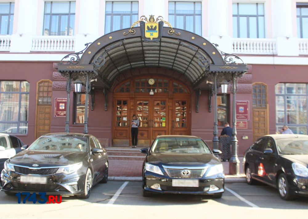 Мэрия Оренбурга не планирует вводить ограничение на пользование 19 служебными иномарками