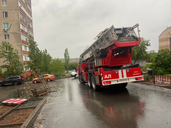 В многоэтажке на ул Чкалова Оренбурга мужчина удерживает в квартире 4-летнего ребенка