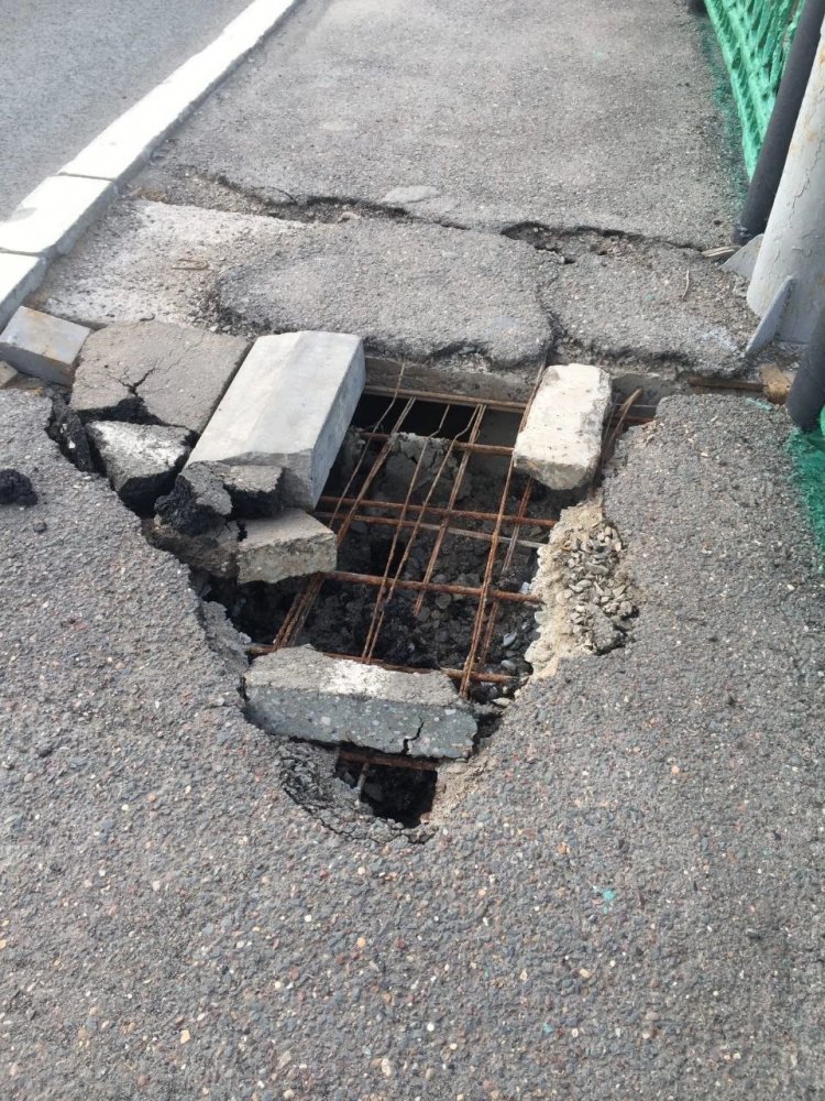 На мосту по улице Терешковой образовалась яма