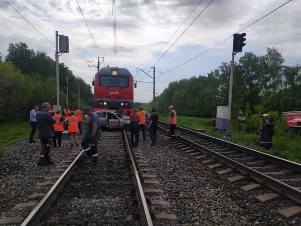 В Бугуруслане поезд протаранил «Шевроле» — машина выехала на переезд на красный сигнал светофора