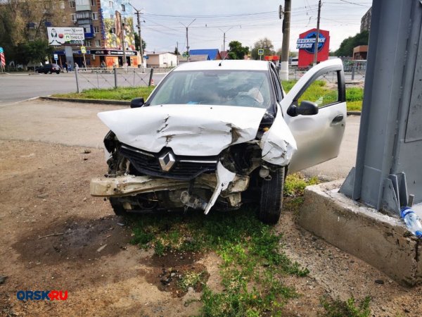 На улице Тагильской в Орске столкнулись машина такси и Kia Rio: пострадала женщина