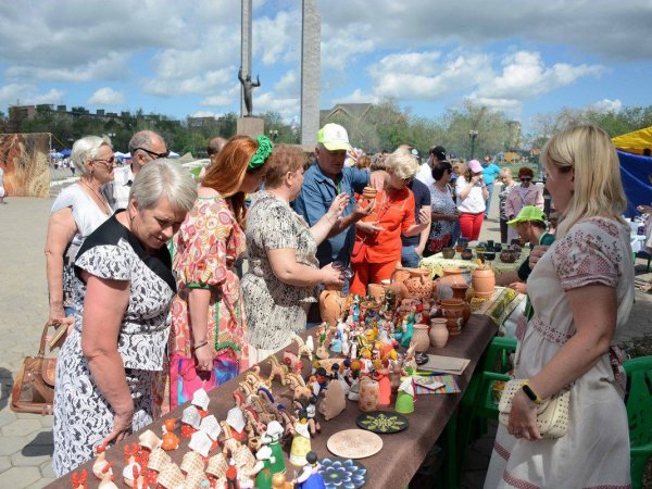 День России в Оренбурге: в сквере имени Юрия Гагарина развернулась фольклорная ярмарка
