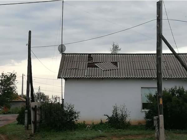 Последствия непогоды: в Акбулакском районе ветер сорвал крыши с детского сада и школы