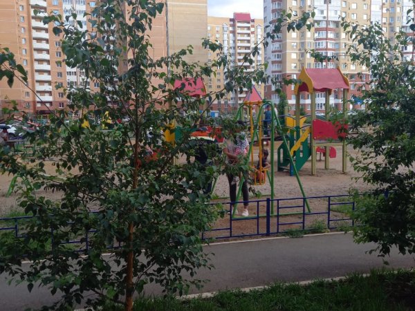 ЧП на ул. Карпова: нога маленькой девочки застряла в качелях