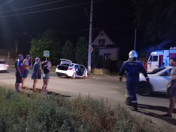 В Оренбурге «Kia Rio» влетела в столб