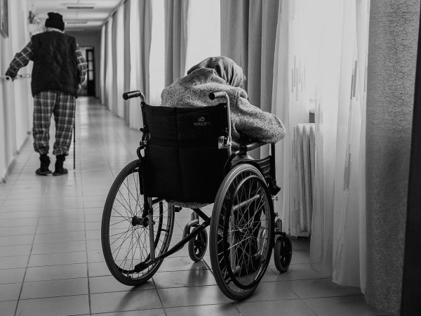 В администрации Оренбурга рассказали, как работают подъемники для маломобильных граждан на остановках