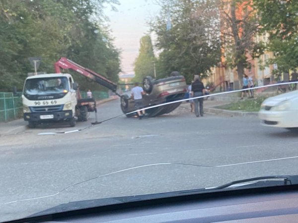 В Оренбурге иномарка перевернулась на крышу