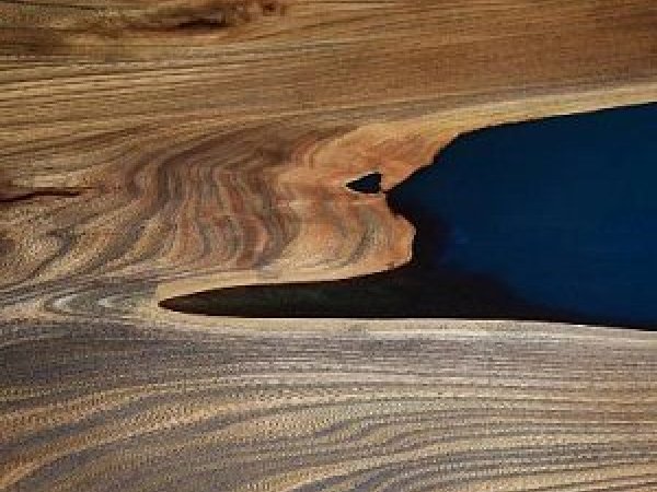 Подоконники из натурального дерева: характеристики и основные преимущества