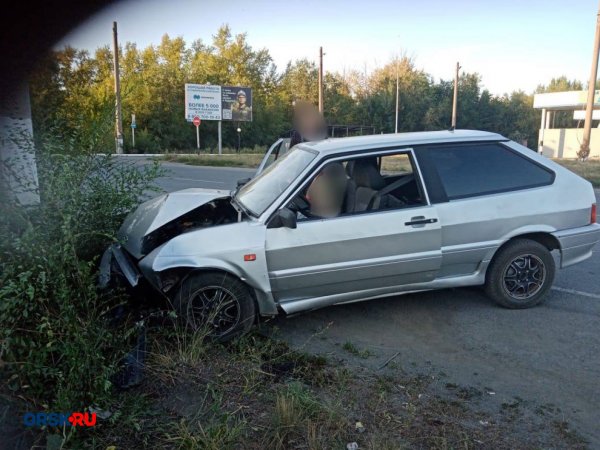 В Орске на Нижней дороге водитель ВАЗ 2113 не справился с управлением и въехал в столб