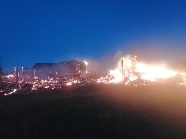 В Абдулинском городском округе горел жилой дом и хозяйственные постройки