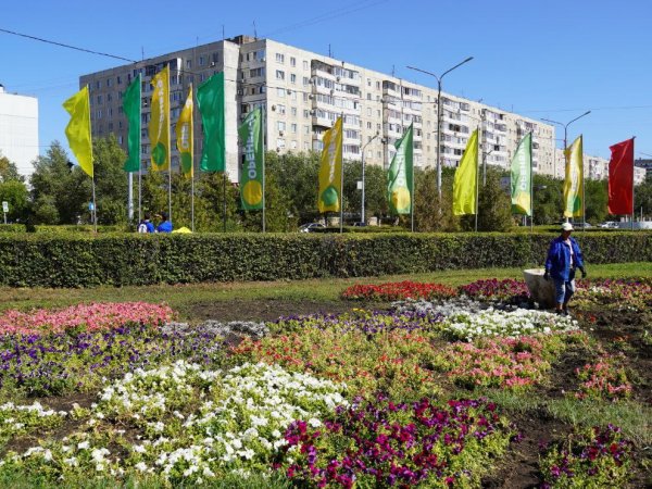 Оренбург продолжают украшать флагами ко Дню рождения