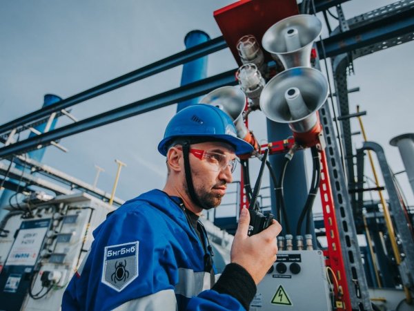 Губернатор Денис Паслер поздравил нефтяников с праздником