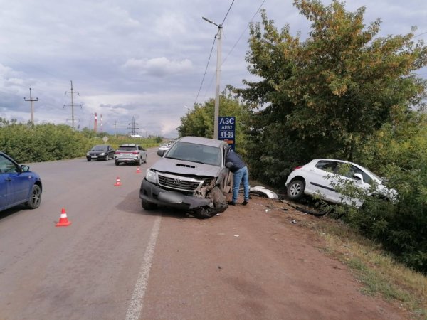 3 человека пострадали при столкновении двух иномарок в Бузулуке