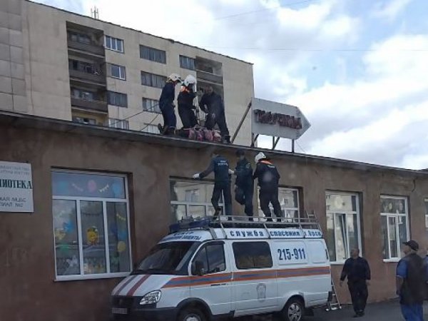 Орчанка выпала из окна на 3 этаже и приземлилась на крыше библиотеки