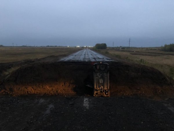 В Курманаевском районе «Рено» слетел в котлован для водосточных труб