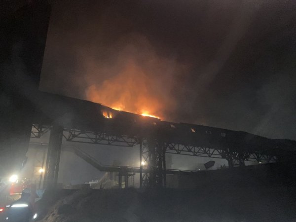 В Новотроицке ликвидировали крупный пожар на производстве