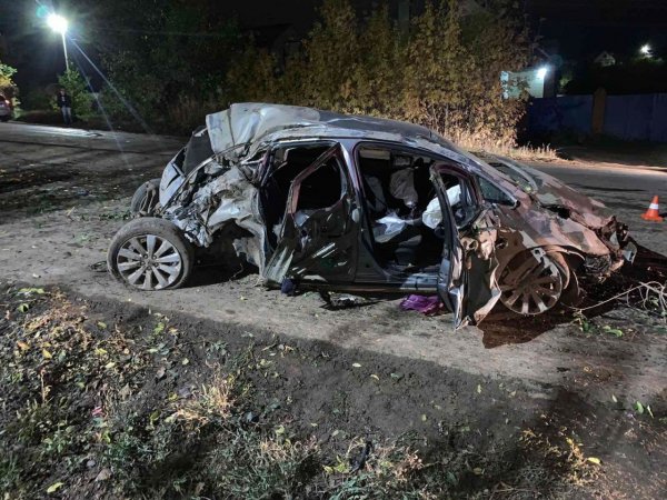 Страшное ДТП в Бугуруслане: пассажиры переломаны, иномарка всмятку