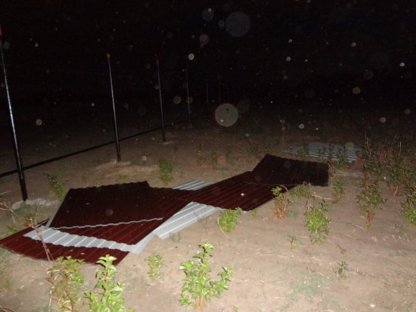 Жители Орска пытались похитить профлист с садового участка