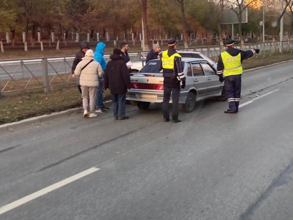 В Оренбурге на Чкалова автомобиль врезался в ограждение
