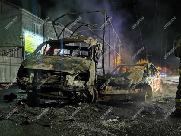 В Орске после столкновения трёх автомобилей произошёл взрыв: машины выгорели полностью