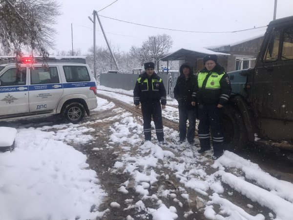 В Переволоцком районе грузовик коммунальщиков угодил в яму. На помощь пришли сотрудники ДПС