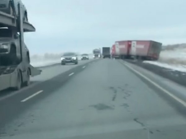 2 КамАЗа и экипаж ДПС помогли водителю фуры в районе села Донецкое