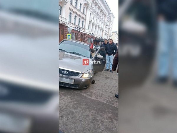 В Оренбурге у здания мэрии автомобиль провалился в открытый люк