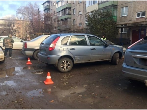 В Новотроицке водитель на неизвестном автомобиле въехал в припаркованную машину и сбежал