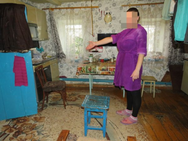Жительница Матвеевского района ударила мужчину табуреткой по голове. Девушка задержана