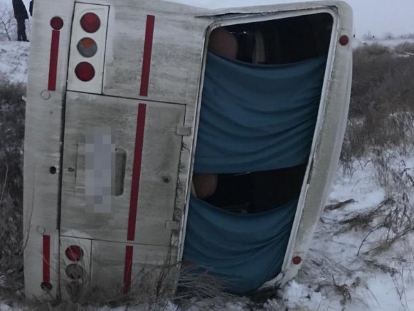 В Новоорском районе перевернулся автобус