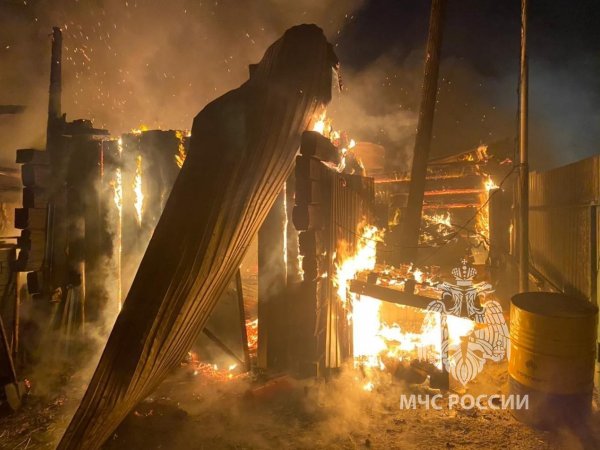 Пожар на улице Просвещения в Орске