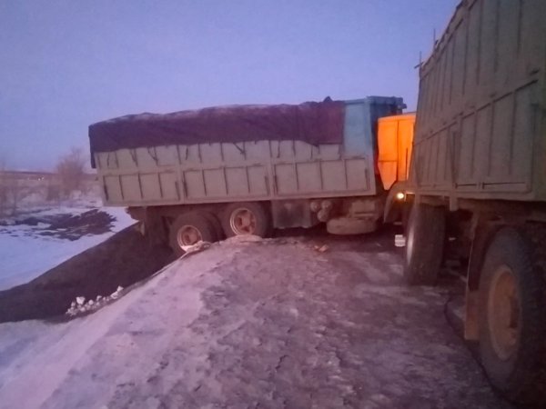 Под Сорочинском столкнулись 3 большегруза: один водитель погиб