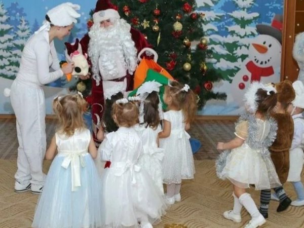 В детских садах и школах Оренбурга стартовали новогодние утренники