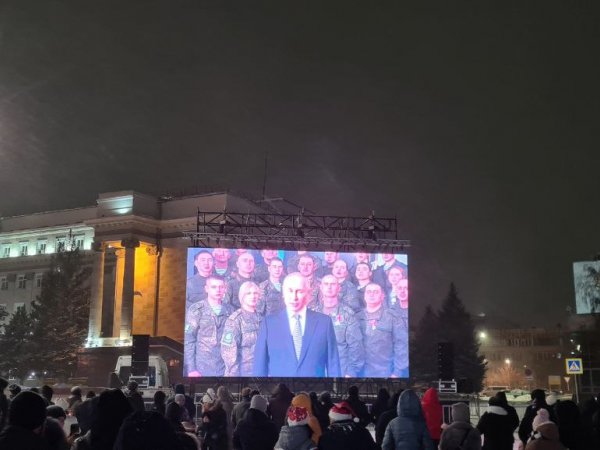 Новый год на площади Ленина в Оренбурге встретили около двух тысяч человек