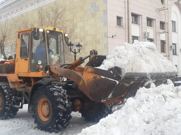 Коммунальщики Оренбурга очищают тротуары от снега