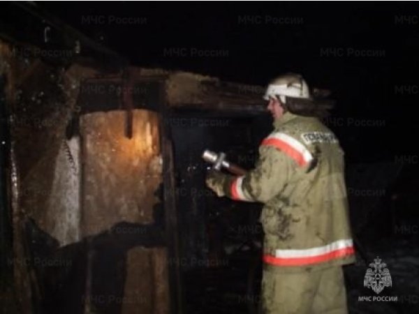 Пожар в селе Илек: во дворе дома загорелась постройка