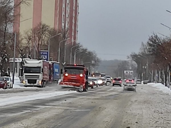 55 единиц снегоуборочной техники работали в Оренбурге в первый рабочий день