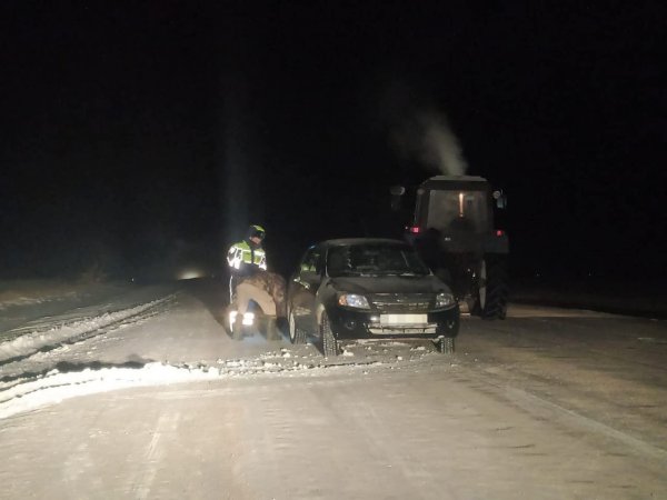 В Новоорском районе в жуткий мороз автомобиль слетел с дороги