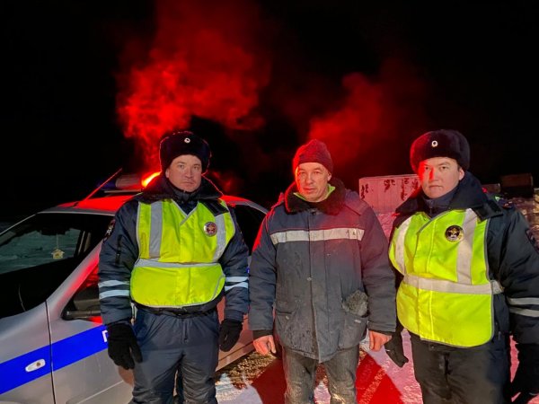 Полицейские из Октябрьского района помогли потушить огонь