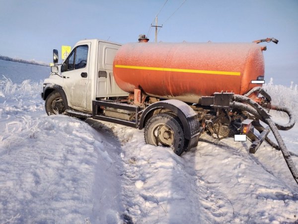 В Новосергиевском районе ГАЗ улетел в кювет: 2 человека пострадали