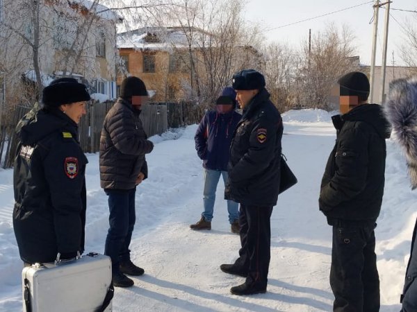 Житель Светлого угрожал ножом маленькой дочери